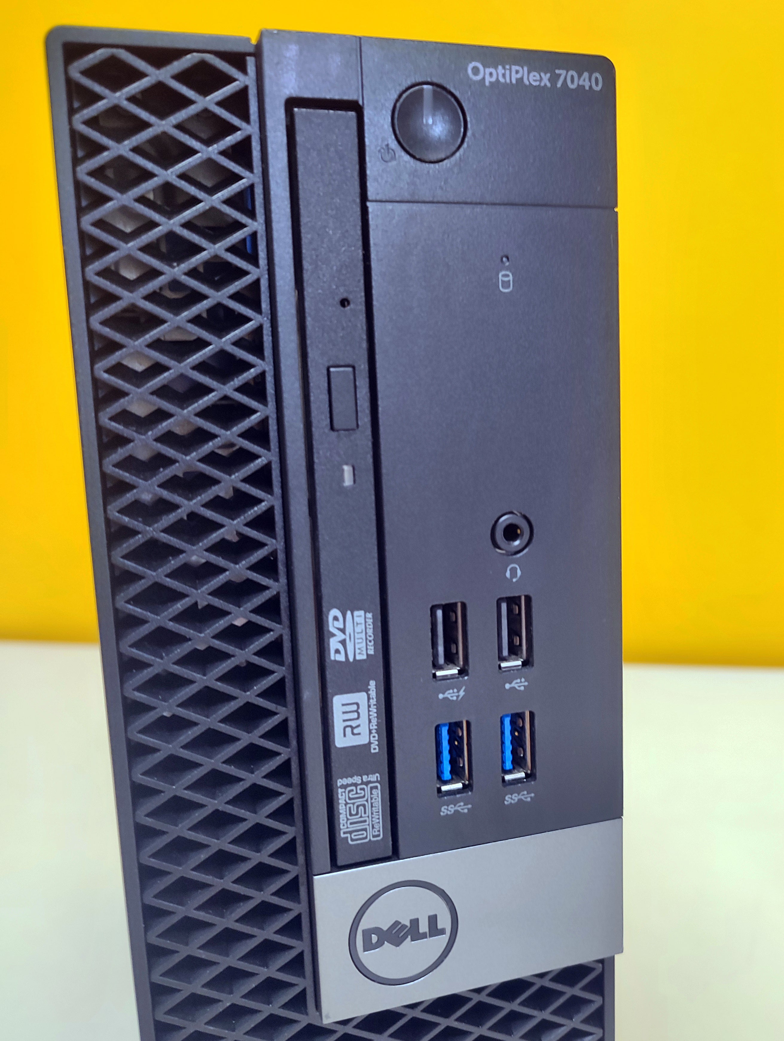 DELL OptiPlex 7040 SFF | Intel Core i7-6700T 2.8 Ghz | Ram 8Gb | SSD 256Gb | HDMI Windows 10 Pro Il PC compatto ed elegante per una postazione potente ed affidabile DELL OptiPlex 7040 SFF | Intel Core i7-6700T 2.8 Ghz | Ram 8Gb | SSD 256Gb | HDMI Windows 10 Pro Il PC compatto ed elegante per una postazione potente ed affidabile
